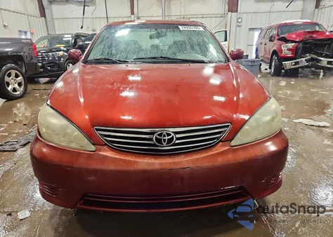 2005 Toyota Camry Le z USA, uszkodzony, nr VIN 4T1BE32K45U416557